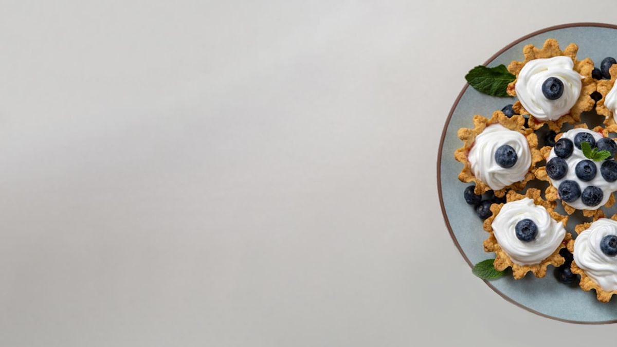 bowl of creamy coconut kitchri with cilantro garnish – coconut kitchri recipe