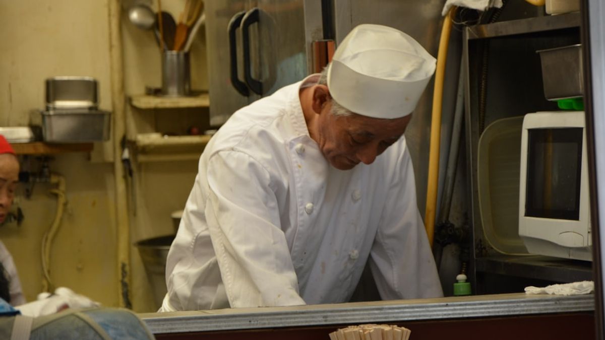 Chef drizzling miso caramel over Glamoratti desserts in a Harlem kitchen – 2026 cooking trends