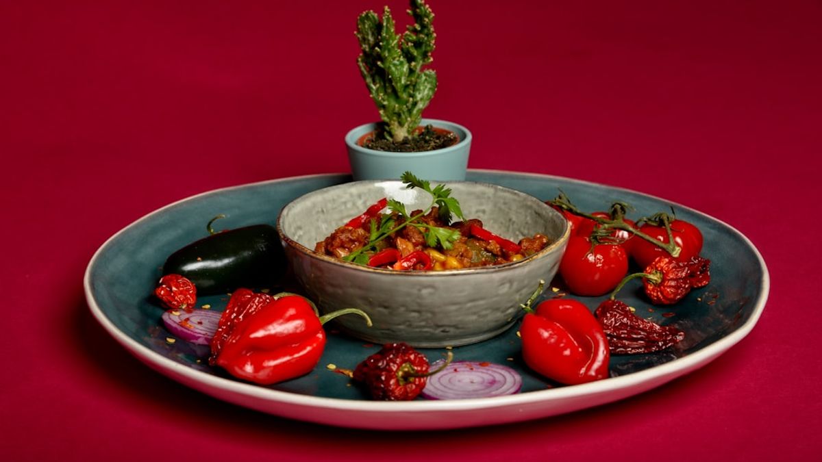 Creative layered food plating with sweet, savory, and spicy flavors – 2026 cooking trends