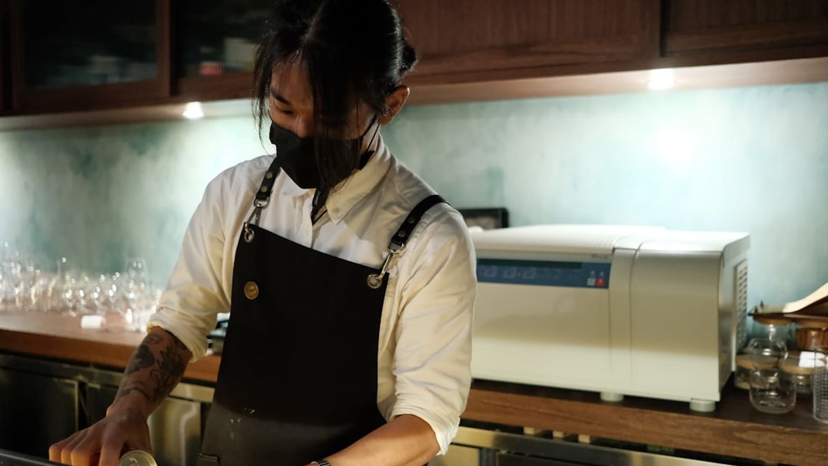 chef teaching sauté pan sauce technique in an online cooking class