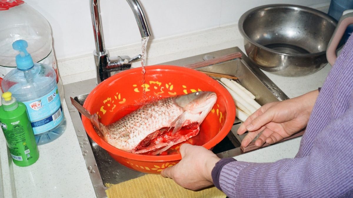 home cook preparing ingredients mise en place seasoning – culinary school exercises home