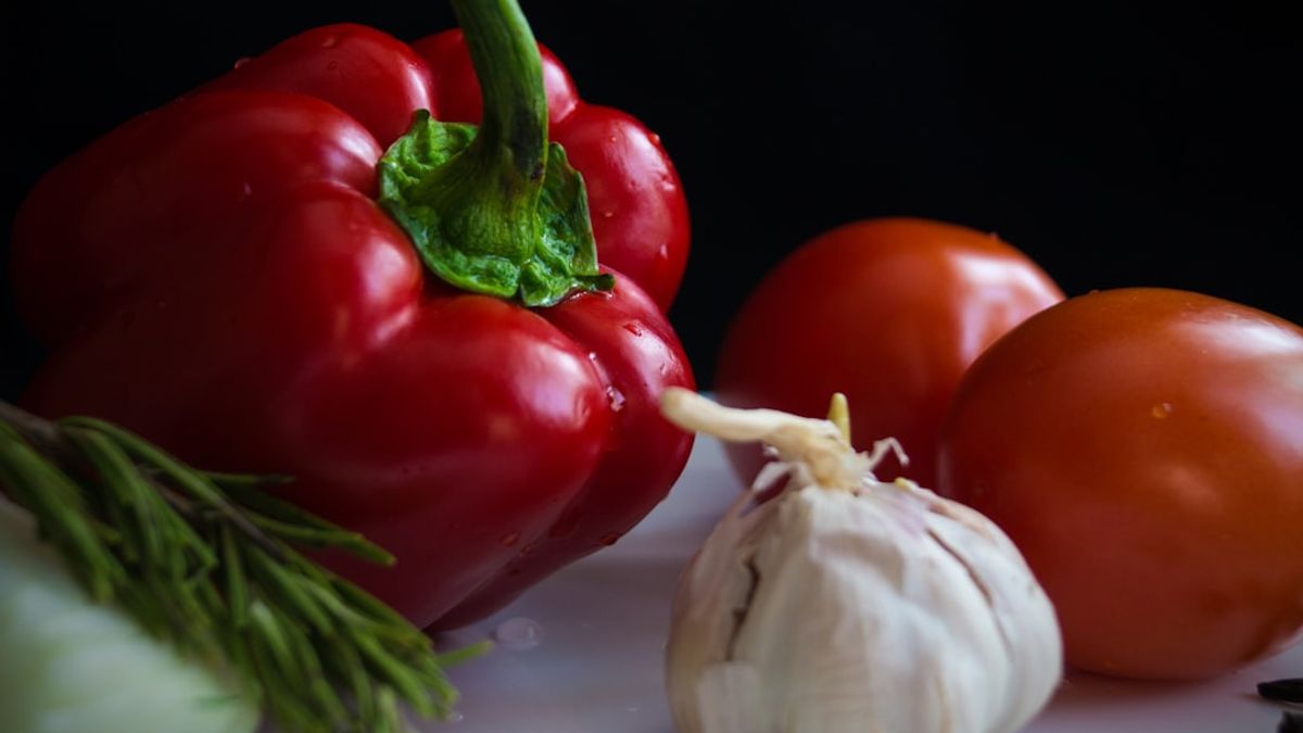 Ingredients for homemade tomato sauce with garlic, herbs, and olive oil compared to jarred sauce – home cooking processed foods