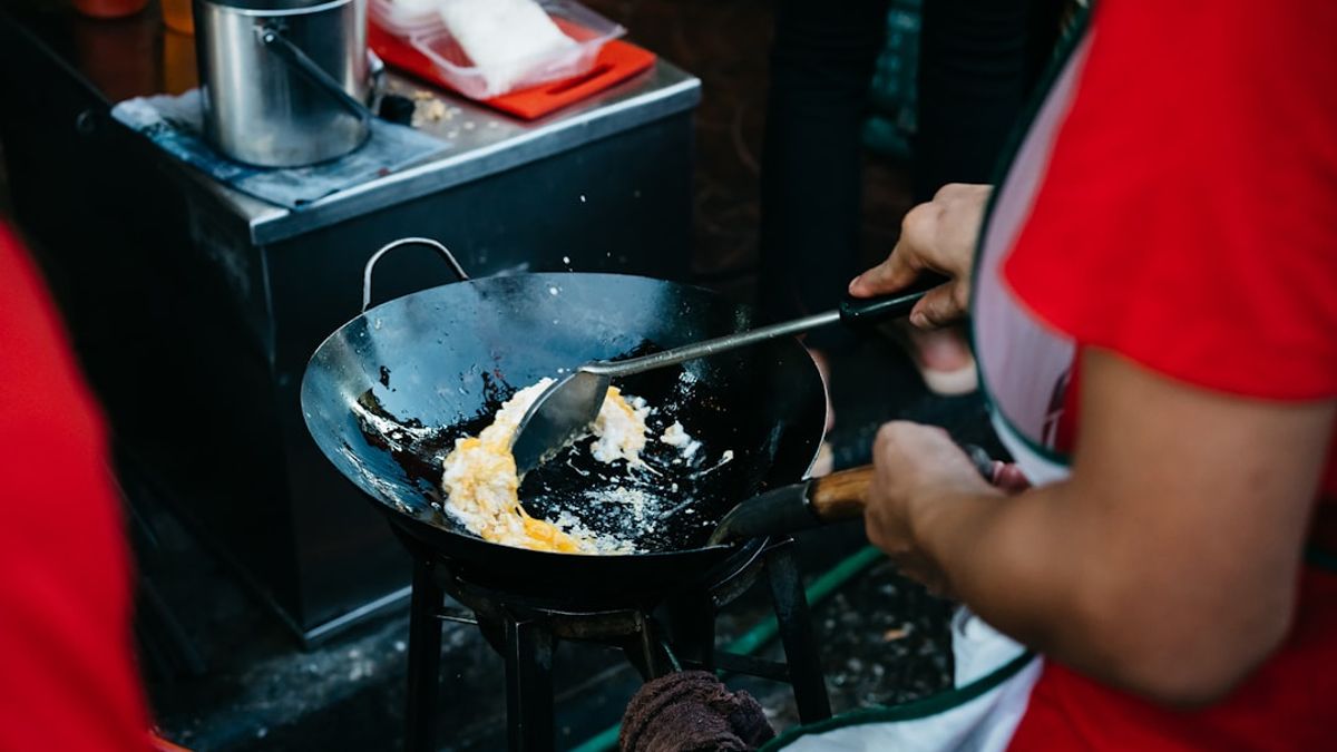 Leftovers fried rice, banana bread, and pantry-scrap soup showing how Americans cook 2026 with less waste.