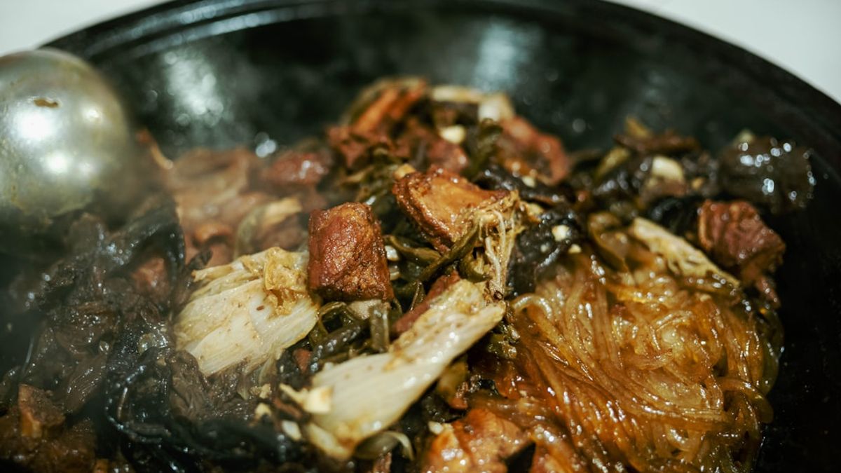 Pot of beans, roasted vegetables, and meal prep bowls illustrating flexible eating in the Americans cooking 2026 survey