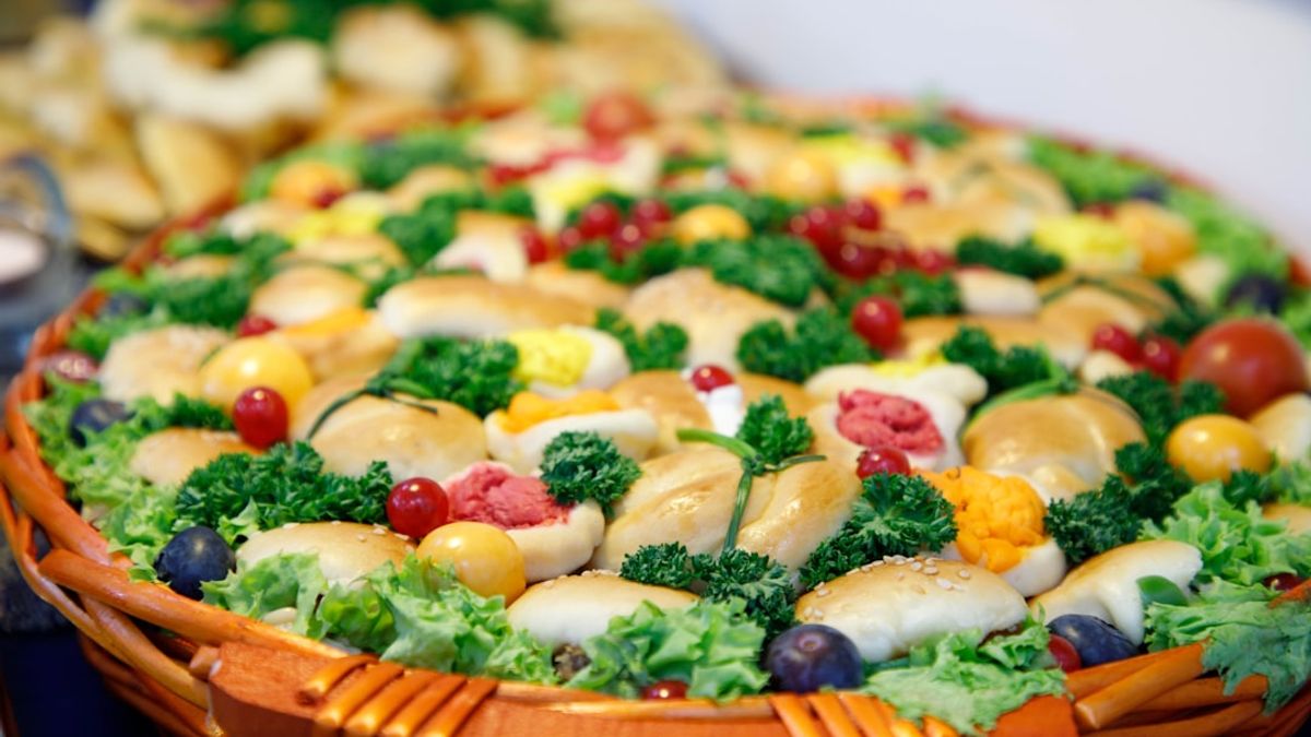 Whole-wheat pasta, roasted vegetables, frozen pizza, and a can of beans arranged as a balanced everyday plate – Americans cooking 2026