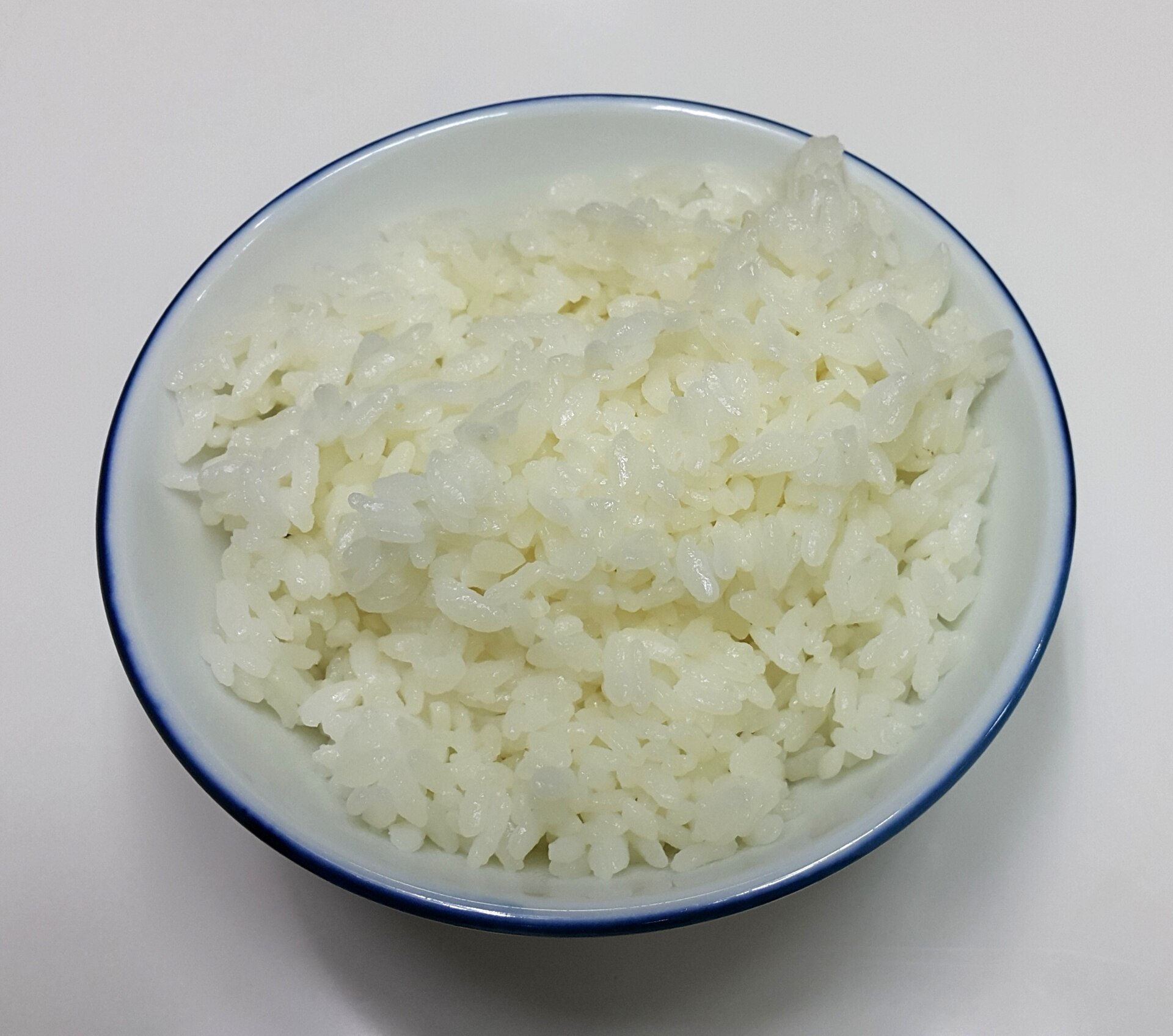 Cold rice from yesterday behaves differently than rice from the pot